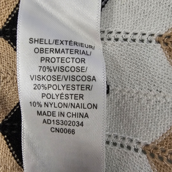 Adrianna Papell‎ Black and White Graphic V- Neck Blouse - Picture 9 of 10